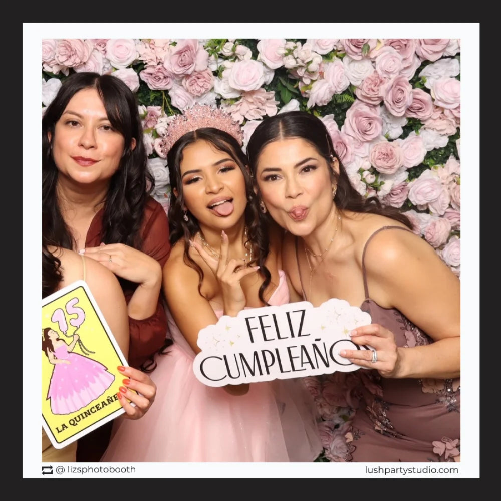 classy and elegant photobooth prop with 'Feliz Cumpleános' text by Lush Party Studio 