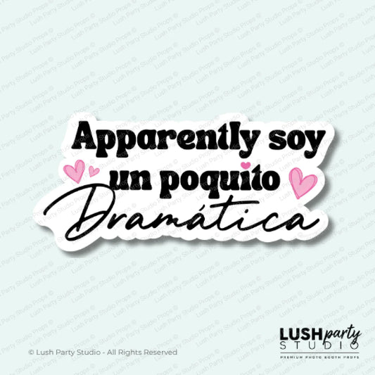 Photobooth prop with Spanish text 'Apparently soy un poquito Dramática' by Lush Party Studio logo.