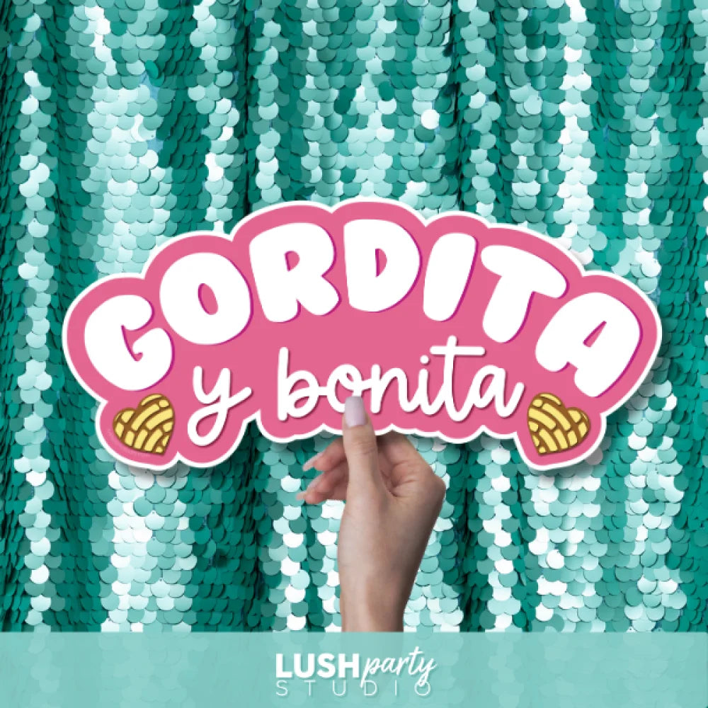 photo booth prop with 'Gordita y bonita' text by Lush Party Studio