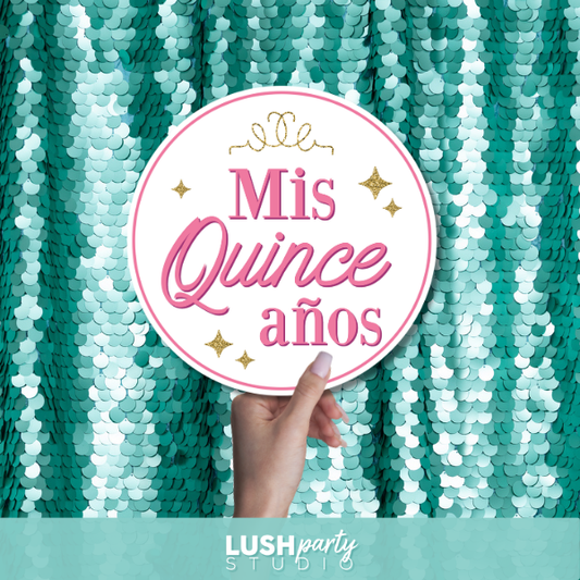 Photo prop sign with 'Mis Quince años' text by Lush Party Studio