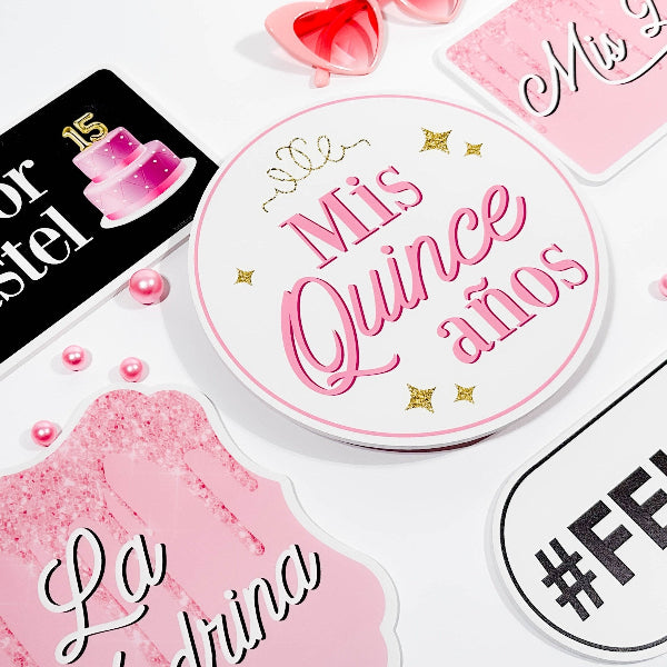 Photobooth props with 'Mis Quince anos' and '#Feliz16' text on a white background.