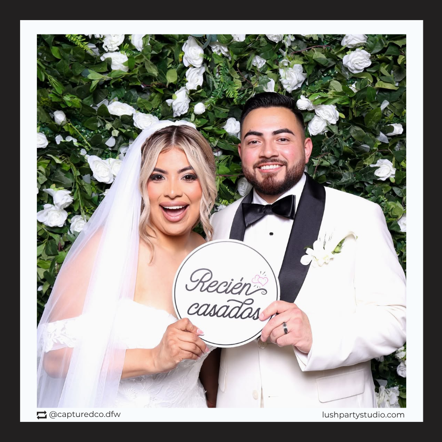 wedding photo booth props in spanish with recien casados text