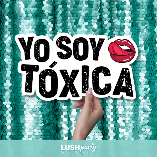 Photobooth prop with 'Yo Soy Tóxica' text and a red lip graphic on a sequin background, by Lush Party Studio